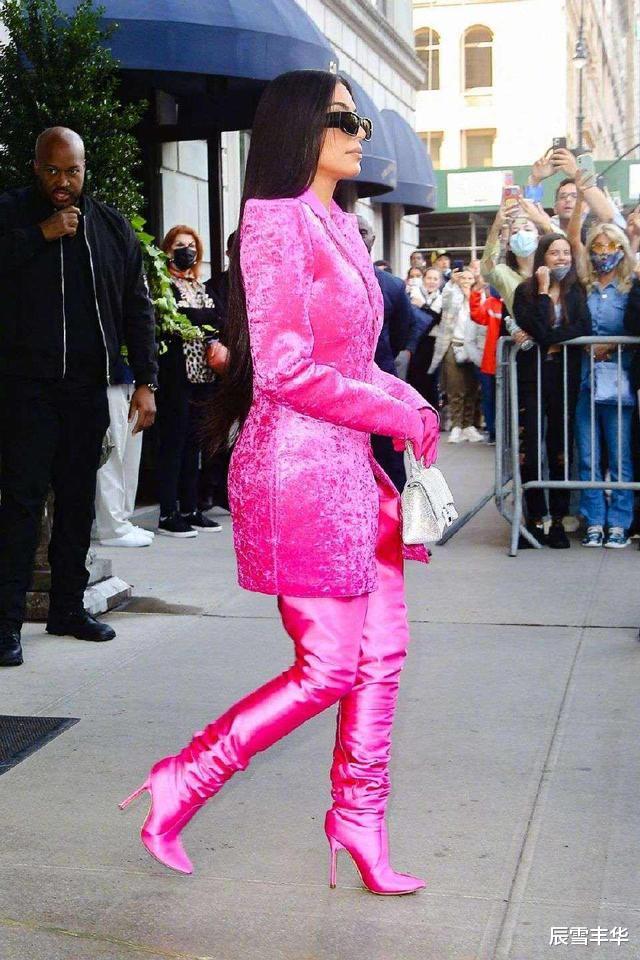 许佳琪|金卡戴珊与俩女儿同框,一身粉色装扮比“女儿”都嫩,也太敢穿了