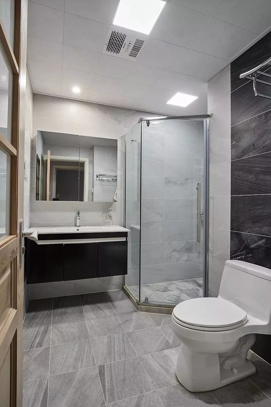 自建别墅洗手间做干湿分离，想要美观实用，该怎么装？