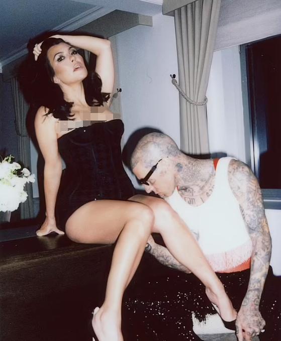 朴信惠|43岁考特尼坐桌上撩发，穿露腰装尽显身材，戴钻石戒指秀恩爱