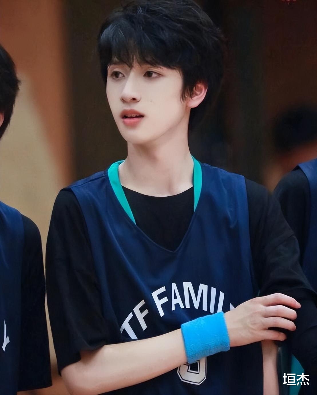 严浩翔|晒花悼念去世粉丝,后因吐槽李泽言台词羞耻,惨遭其粉丝疯狂围攻