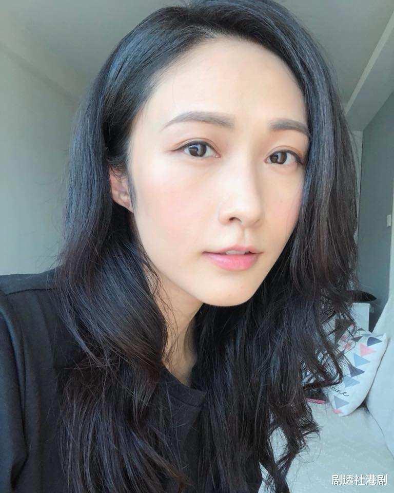 汤怡|忙不停!英皇小花投资6位数开饼店,生意红火丈夫更亲自到场帮忙