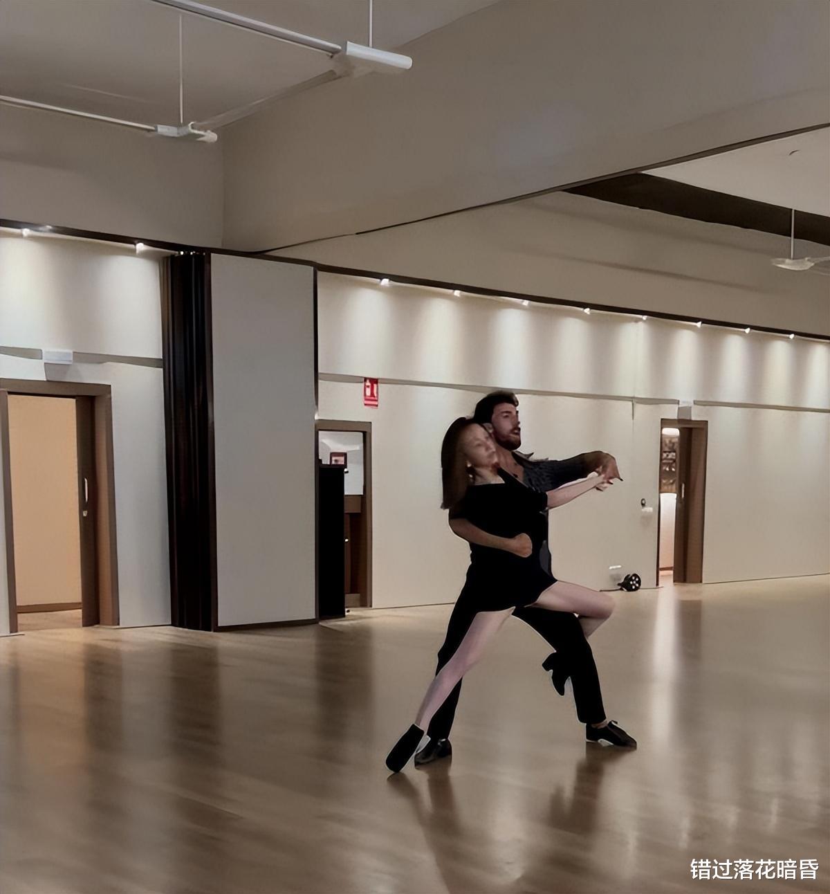 王琳|52岁王琳定居西班牙,穿紧身裙与国外男贴身热舞,生活自律有韵味