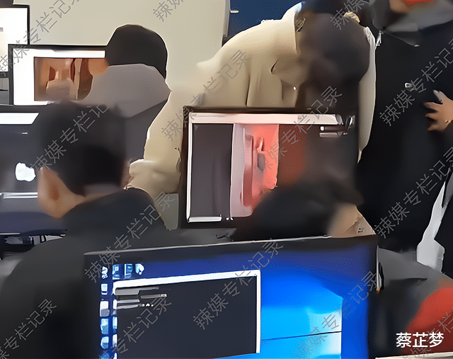 尴尬!男生电脑课堂看黑丝美女,多名女生围观,网友:我也喜欢