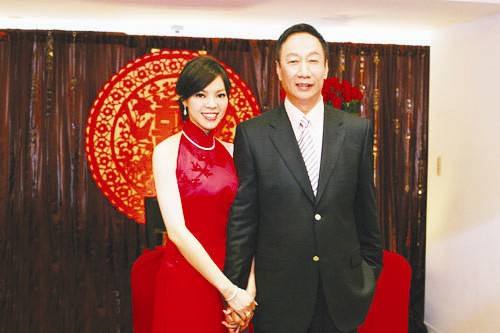 曾馨莹|郭台铭小24岁娇妻晒度假照!携家人在海边玩水,状态很好生活惬意