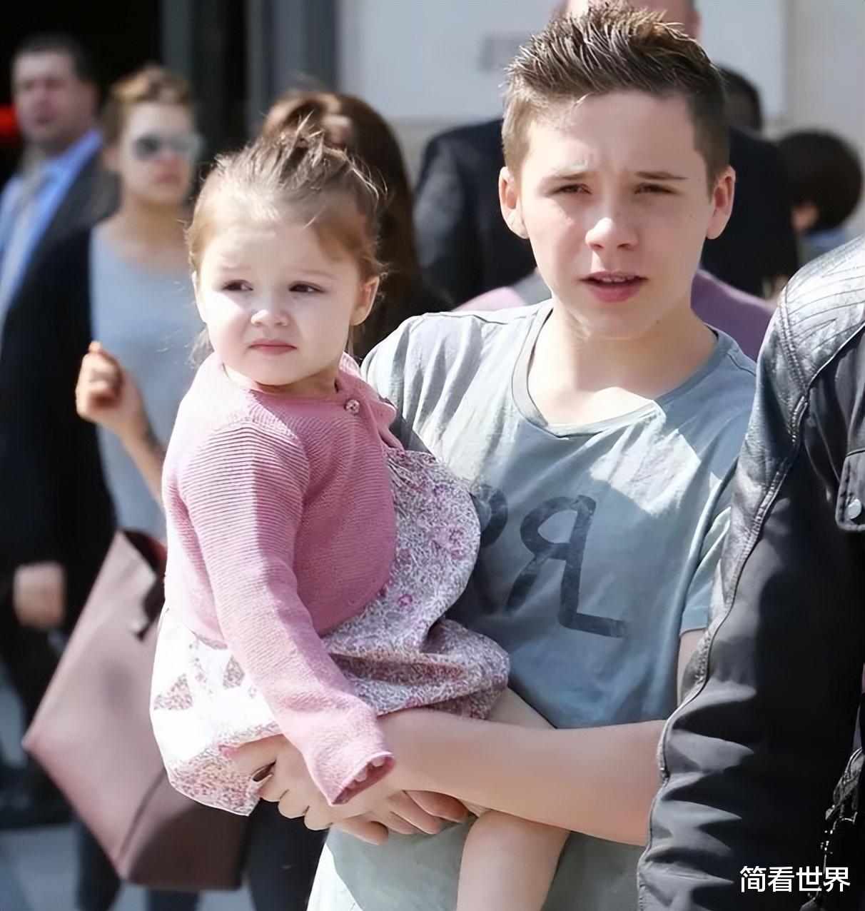 哈珀·贝克汉姆|47岁贝嫂抢新娘风头!穿吊带“睡裙”出席大儿子婚礼,小七变胖妞