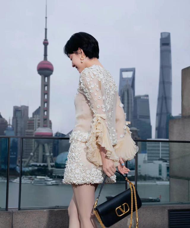 孙俪|审美又回结婚前！孙俪穿“花瓣装”没腰身，土味穿搭太不高级