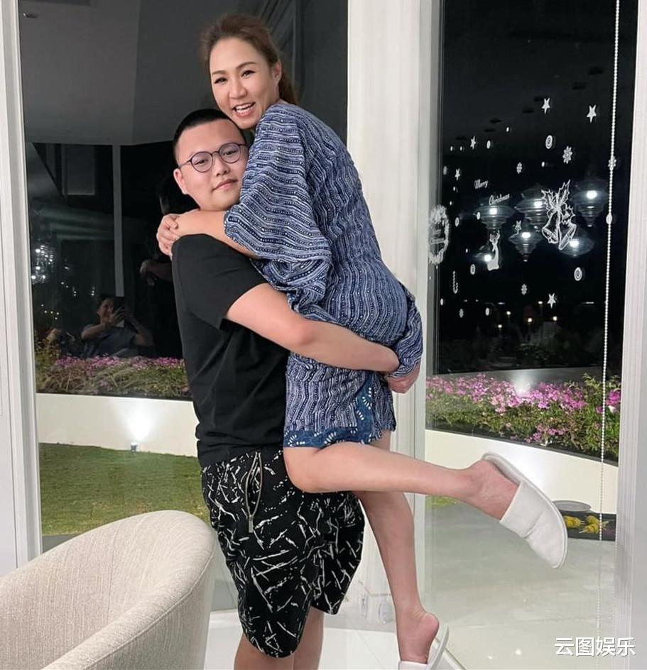 黎瑞恩|黎瑞恩罕晒母子合影！被17岁儿子抱起显娇小，爱子身材壮实像爸爸