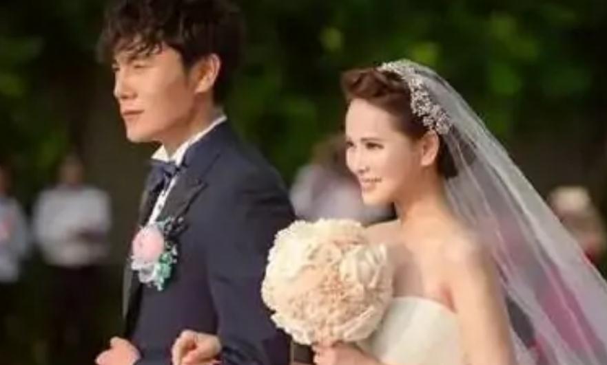 秦昊|秦昊化身女儿奴，带孩子玩雪生怕她冻到，5岁米粒戴眼镜纠正眼睛