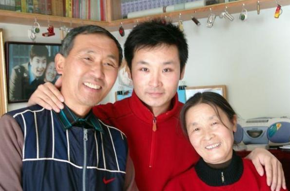 蒋大为|著名歌唱家,靠全村资助走出大山,为报恩向蒋大为下跪今怎样了?