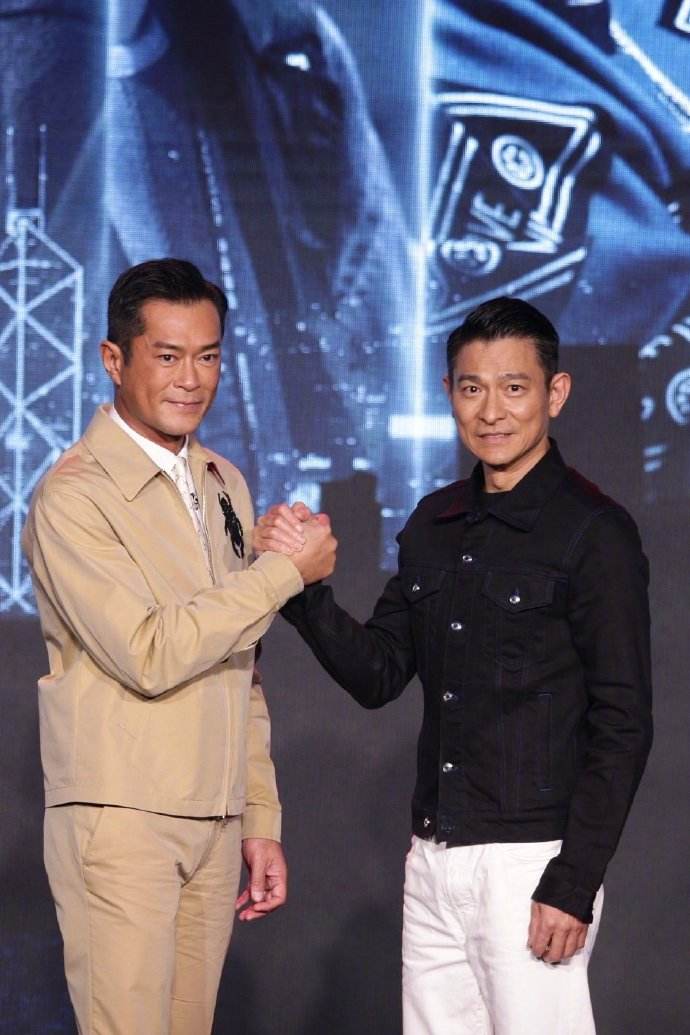 成龙|为何会这样？61岁刘德华片约不断，68岁成龙没戏拍逛超市