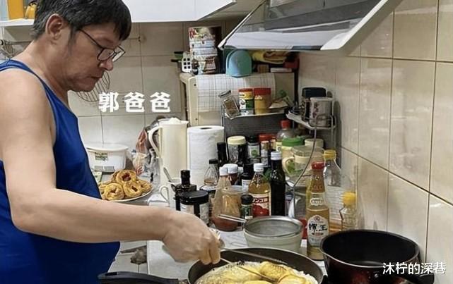 郭碧婷|郭碧婷待产忙坏向佐,被拍现身医院买糕点,郭爸爸在家小酌心情好