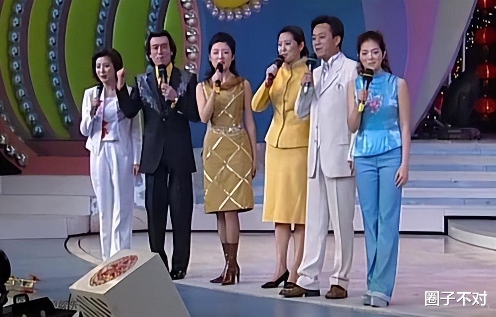 倪萍|倪萍：三婚两次失败，为救儿子给冯小刚下跪，46岁嫁导演终获幸福