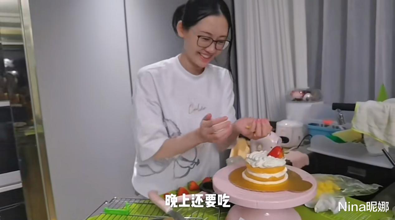 苗苗|苗苗真孝顺！挺大孕肚穿百元T恤特意给妈妈做蛋糕，郑恺真有福气