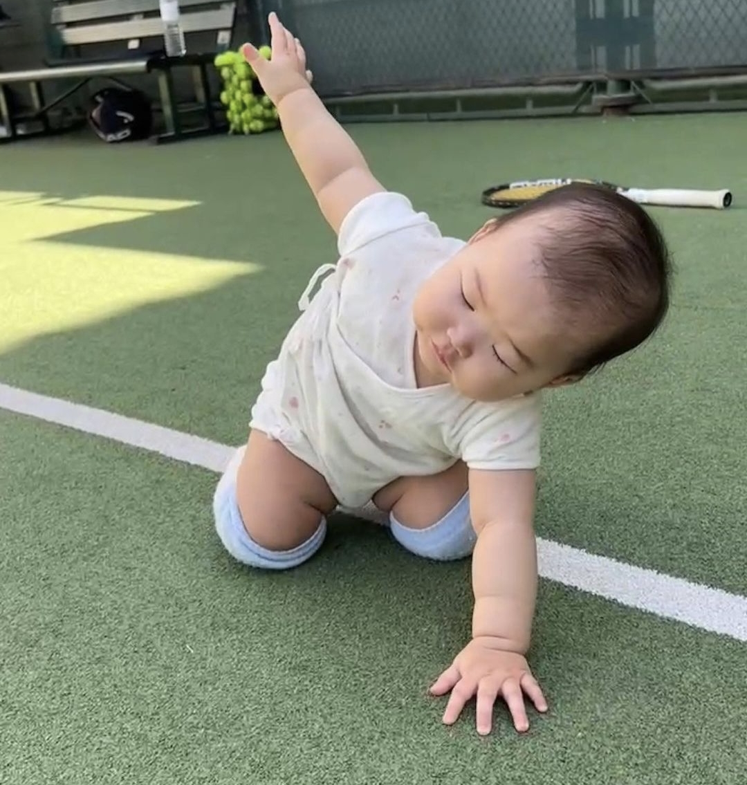 朱珠|朱珠老公晒全家福为女儿庆祝儿童节，小公主模仿妈妈练瑜伽萌态十足