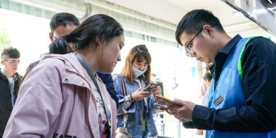 大学生|本地企业涨薪也招不满人，反观外企排长队，差距为啥这样大？