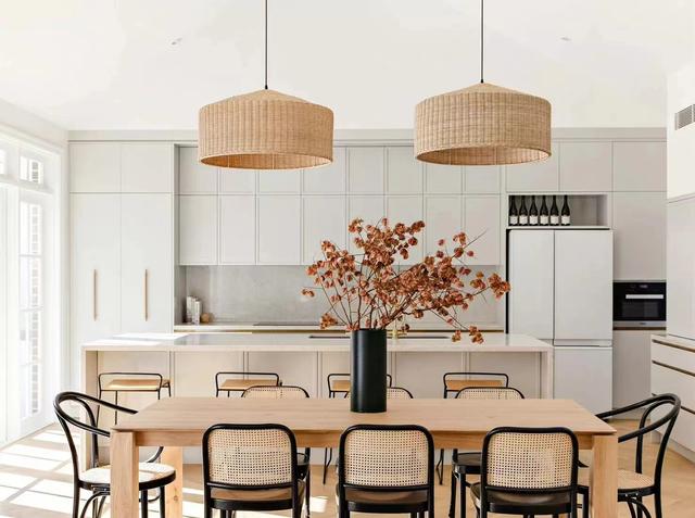 大平房现代风,浅色原木色,藤编黄铜元素,简约到极致便是高级