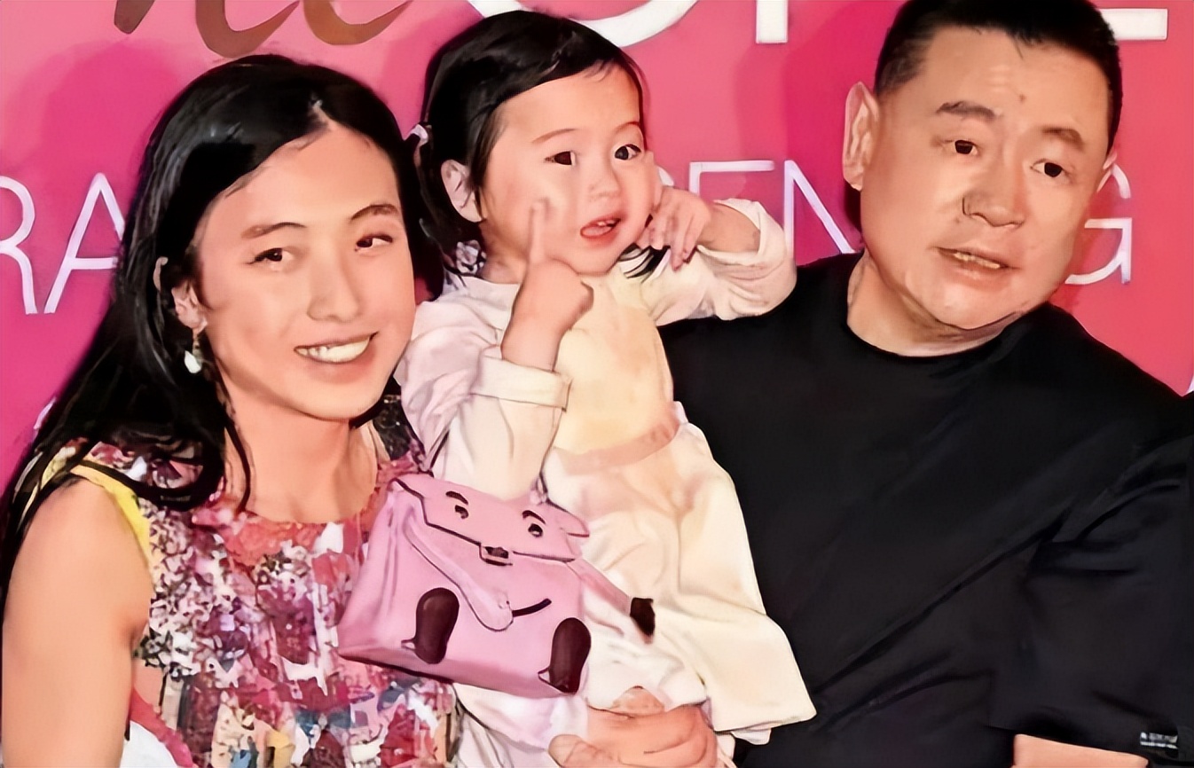 甘比|“亿万富婆”甘比露面！脖子上挂一串珍珠，坐拥600亿资产气场强