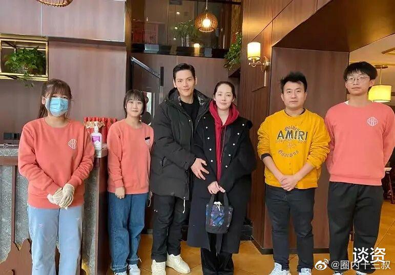郭碧婷|向佐郭碧婷一家三口下馆子被偶遇，女方发际线后移明显，小奶黄独立吃饭超乖