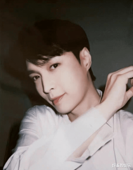 张艺兴|《向往6》晒大海版海报,何炅子枫彭彭挤一起,张艺兴穿着引争议