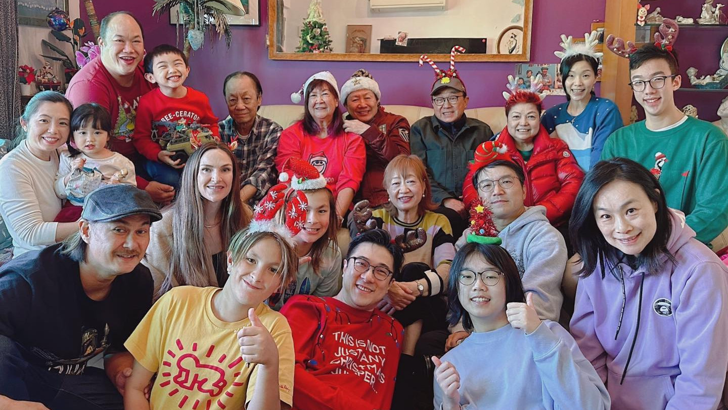 许冠杰|歌神许冠杰参加家族聚会，与俩哥哥同框太开心，一屋混血儿很抢镜