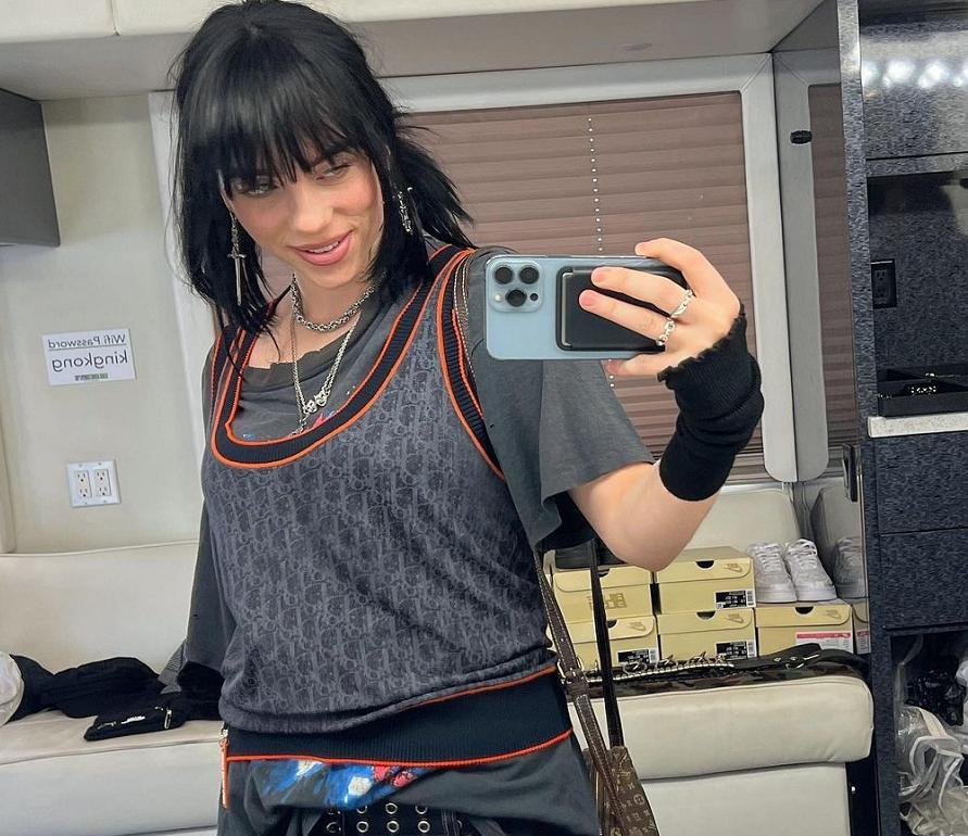 比莉·艾利什|00后歌手碧梨有了新恋情，和摇滚歌手街头亲吻，脖子文身寓意可怕