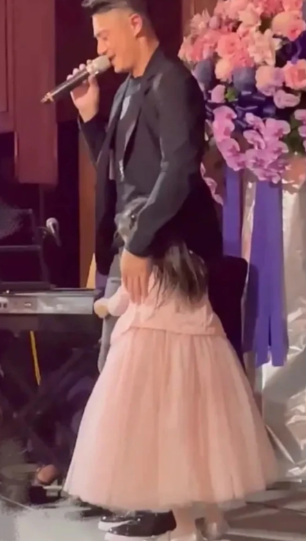 海豚|霍如夫妇为爱女办生日派对，5岁小海豚长发飘飘，英文名全曝光