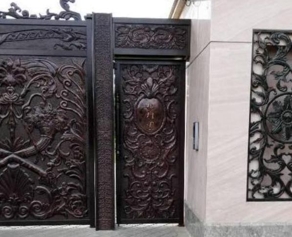 大门|玻璃大王曹德旺的豪宅：连大门都要雕龙画凤，围墙上还挂满爬山虎