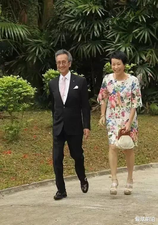 59岁叶童和老公现身，穿碎花裙留短发气质出众，不扮嫩反而更自然