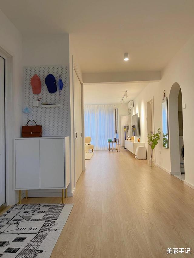 坚持断舍离的二胎妈妈,不买沙发茶几,将96㎡小家装修得“空无一物”,太漂亮了