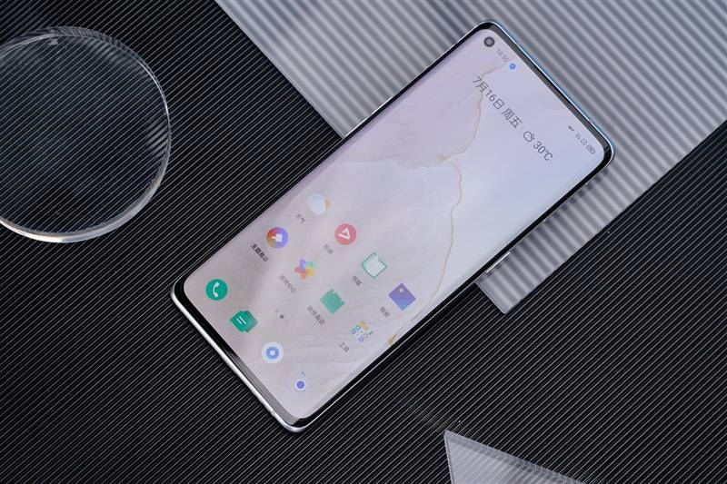 高通骁龙|骁龙870开始清仓，曲面屏+50MP三摄的真我旗舰现在只要这个价