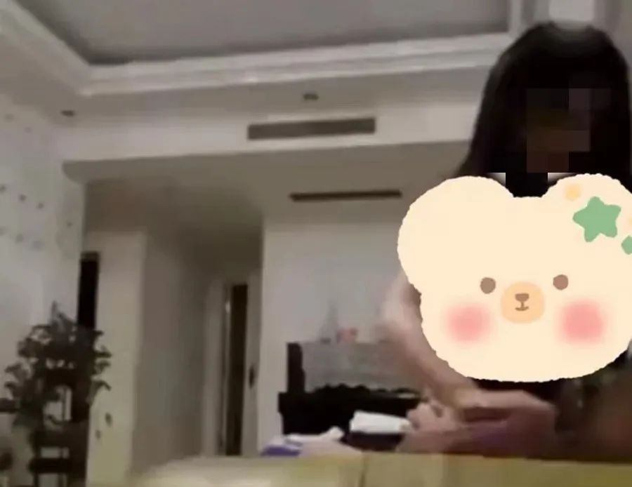 女幼师在家偷情，小区业主集体欣赏...