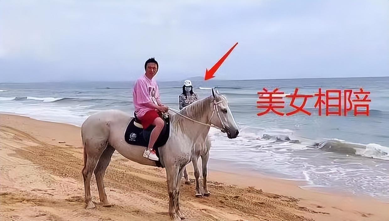 王思聪|王思聪与美女海边骑马，满脸通红眉头紧皱，发际线上移宛如小老头