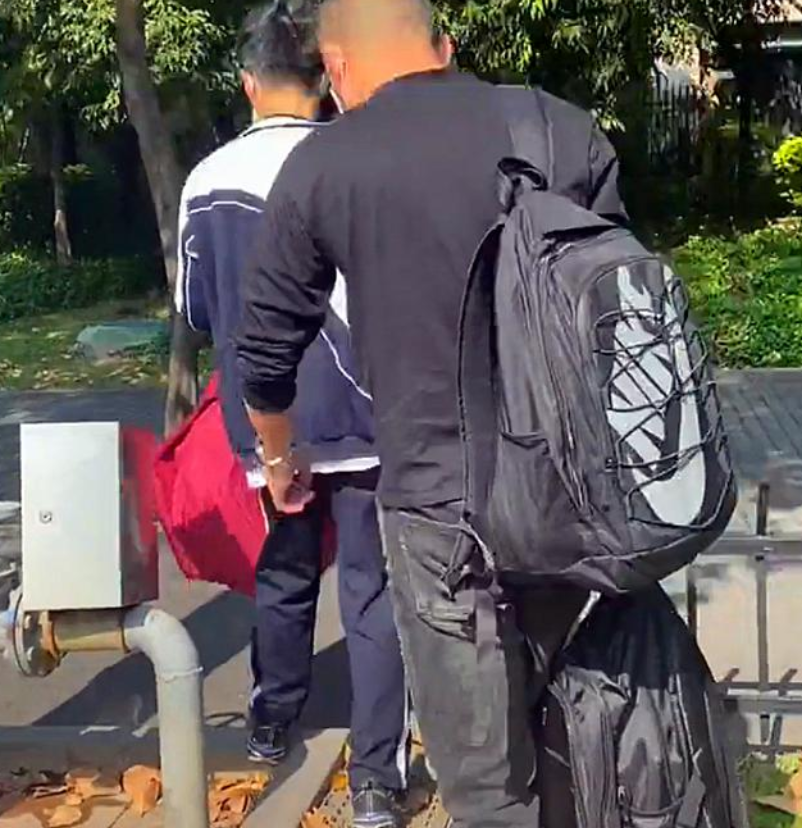 姐姐|孙爸开车送孙卓回校，网友根据校服猜学校，姐姐回应尽显高情商