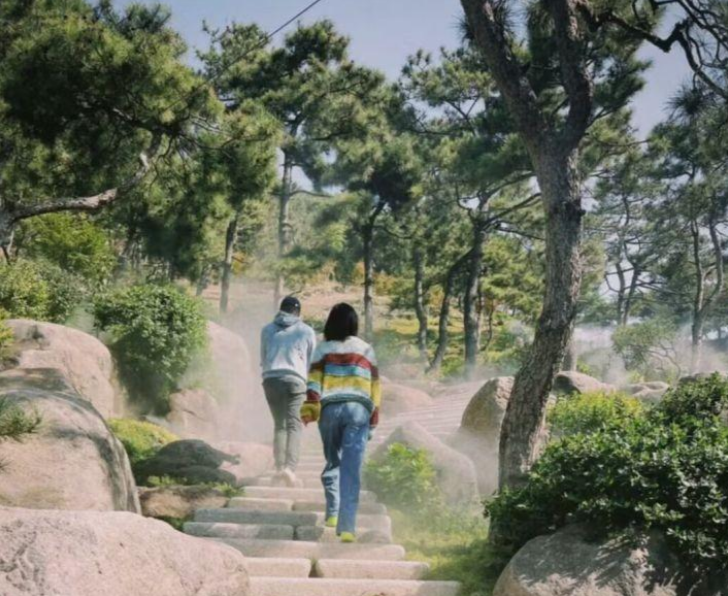 李亚鹏|李亚鹏携妻女现身乡下新屋！亲手做饭熬鸡汤，女儿正脸罕见被曝