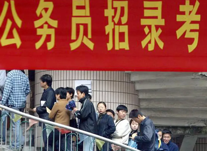 求职|考编前被亲戚认为啃老，考上后态度大变样，翻脸速度比翻书还快