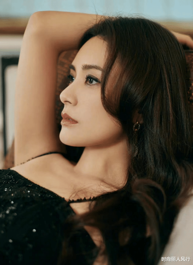 阿娇|41岁阿娇高调亮相活动！穿黑色吊带裙暴瘦后辣翻天，脸嫩得像28岁