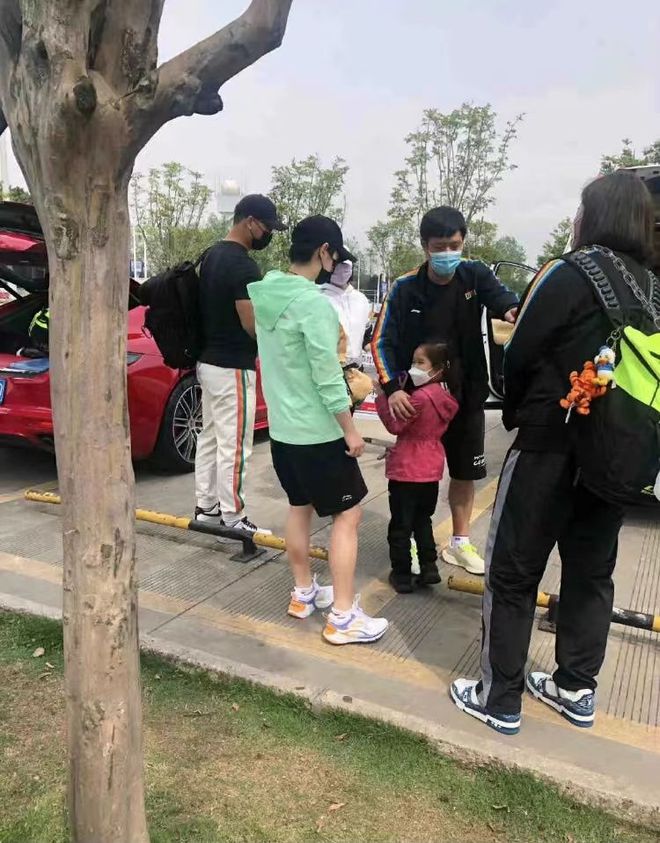 孙颖莎|孙颖莎抵达成都，师娘迎接，邱贻可女儿现身，陈梦反穿马甲回老家