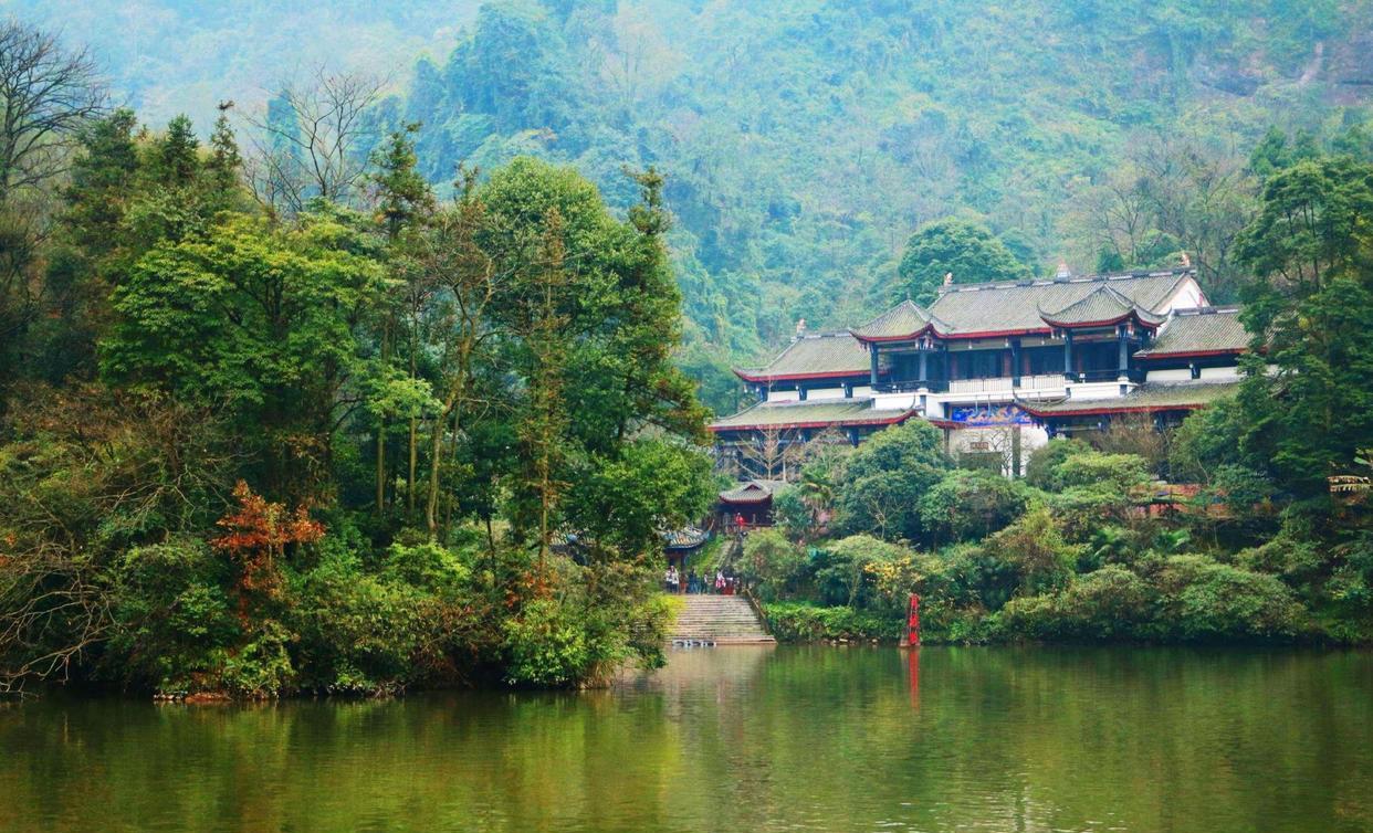 青城山|英国游客到四川旅游,看到“青城山”被围起来收费!直言看不明白