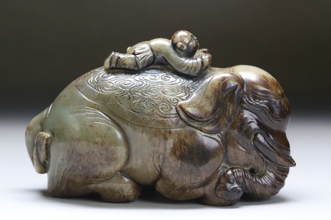 和田玉籽料|舊藏和田玉籽料“老提油 童子洗象”摆件