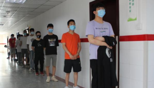 医生|高考体检要“全裸上阵”，女生听了脸都红了，医生：谁愿意看你