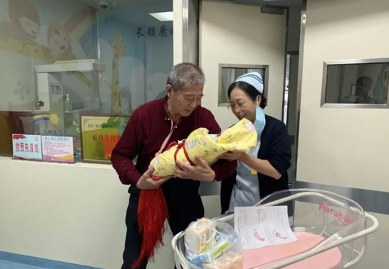 67岁老人高龄产女,如今怎样了?