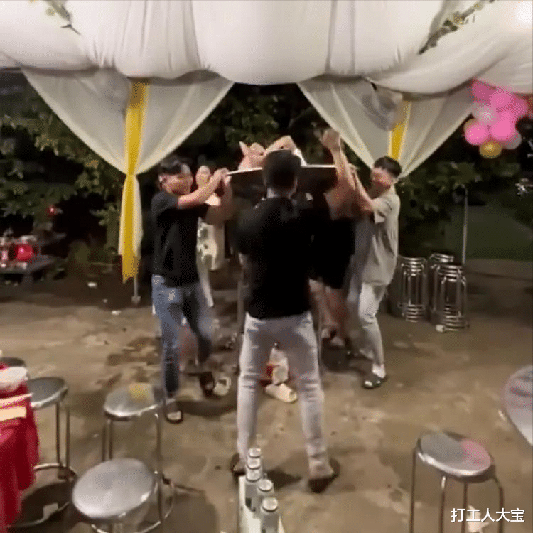 4男4女的“疯狂晚餐”，白衣女子竟被端上餐桌，众人举起餐桌转圈