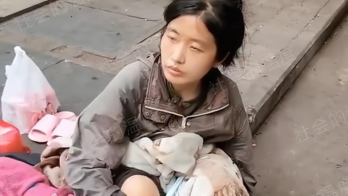 深圳：年轻流浪女抱着毯子睡马路，身上长满湿疹，男友不知所踪