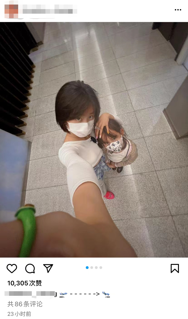 黄忆慈 16岁黄多多带弟弟妹妹旅行，戴5件配饰打扮太个性，艳丽美甲抢眼