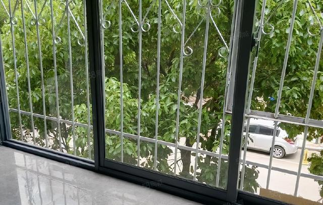 楼上改阳台，楼下被无故扎入两根承重柱，私搭乱建究竟如何解决？