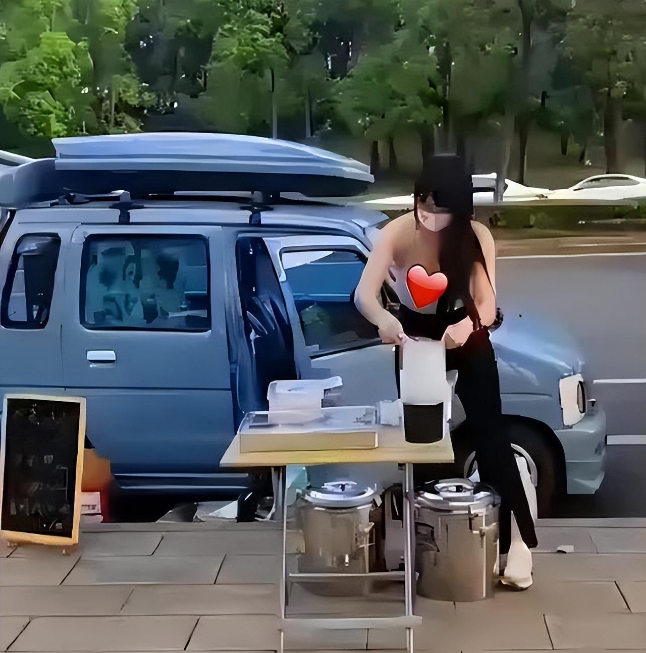 回顾成都女子街头卖冰粉,打扮穿搭成焦点,网友:支持冰粉西施