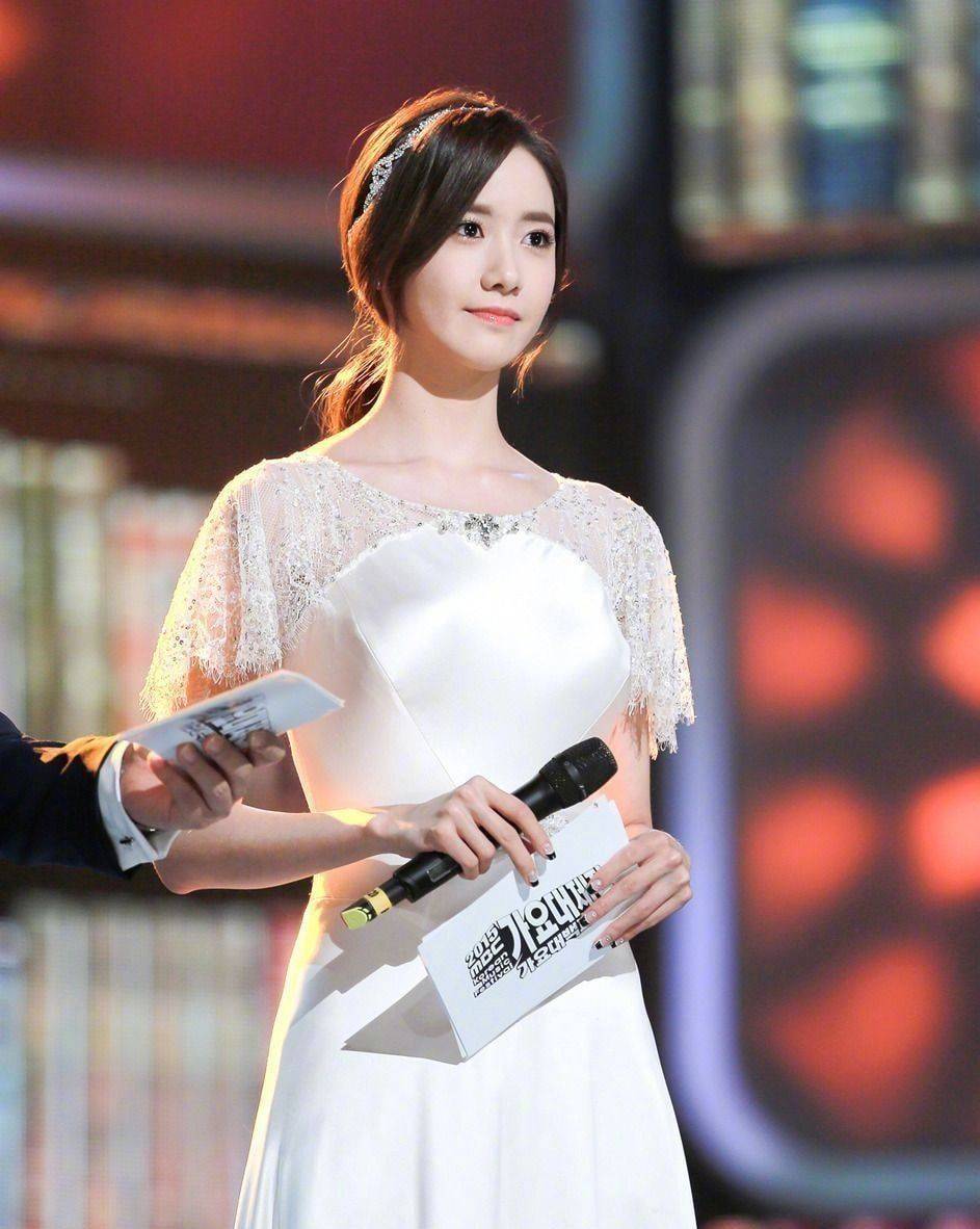 林允儿|林允儿的状态也太好了吧，连续八年担任MC颜值依旧，凭好肌肤登上头条的热搜