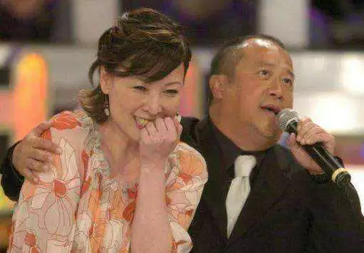 曾志伟|曾志伟在香港娱乐圈的地位如何？金像奖为他改期，百名艺人到场为他隆重祝寿