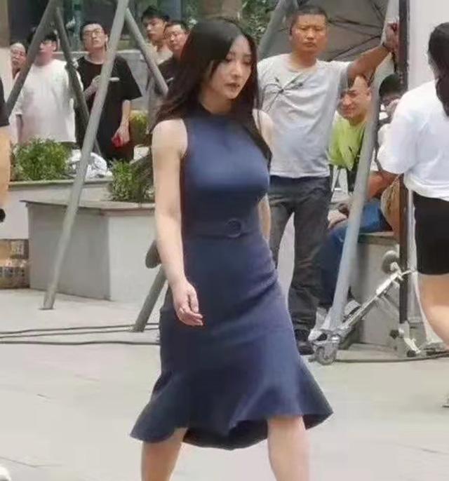 柳岩|柳岩穿无袖长裙拍戏,和群演合影惹争议,被指气质完全被秒杀