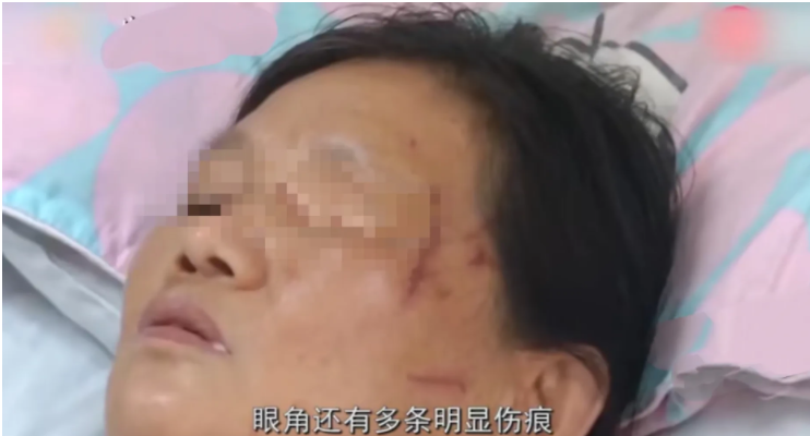深圳,保洁员看到一女子在公厕的洗手盆里,给自己的狗洗澡